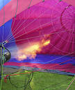 Horúci vzduch - let balónom - dobrodružstvo - fialový lietajúci balón