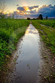 Bazén na vidiek cesty západ slnka.