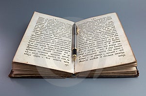 Stift auf antiken Buch.