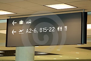 Aeroporto segno regia ai cancelli di partenza, deposito, trasporto, etc.