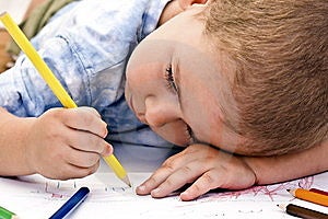 Roztomilý malý chlapec kreslení svatodušní barevné tužky.