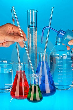 Muchos diferente vistoso químico en laboratorio anteojos a dos manos sobre el azul.