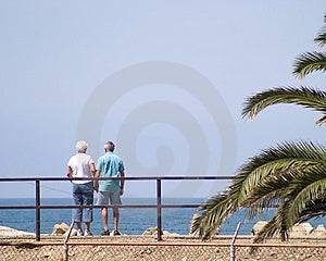 Coppia matura cerca sul mare mano nella mano.