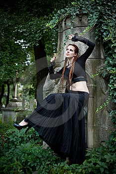 Oferta buscando gótico en negro bailar sobre el cementerio.