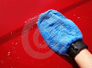 Lavare l'auto con acqua e sapone e qualità guanto blu.