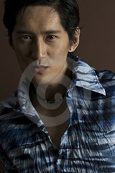 Lindo asiático masculino en azul camisas.