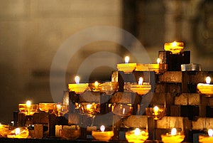 Sviečky v kostole s rozmazané pozadie.
