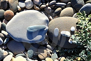 Un uomo di pietra fatta di pietre sulla spiaggia.