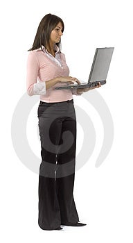 Isolato su sfondo bianco donna con il computer portatile.