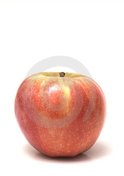 Altezza colpo di mela rossa con copia spazio isolato su bianco.