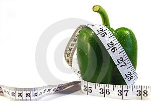 Messung umwickelt um den grünen Pfeffer / Konzept für Gesundheit, Ernährung.