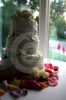 Svatební dort na stole.