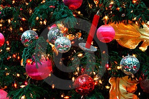 Decoraciones sobre el árbol de navidad.
