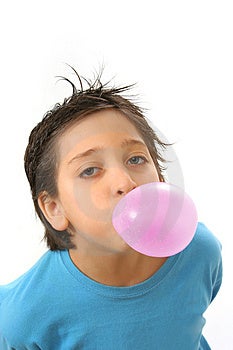 Bubble gum ragazzo ritratto con divertimento espressioni.