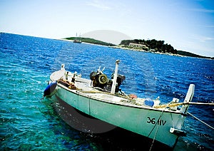 Un barco flotante en el mar de Costa de Croacia.