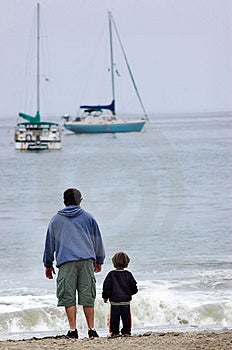Otec a jeho syn při pohledu na plachetnice.