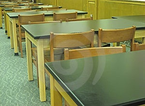 Altmodische Schreibtische und Stühle in der Schule.