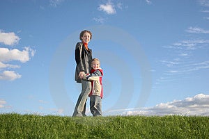 Madre con figlio sull'erba.