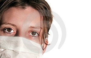 Žena s veľkými zelenými očami sebe lekárske maska ochrana proti chrípkový vírus.