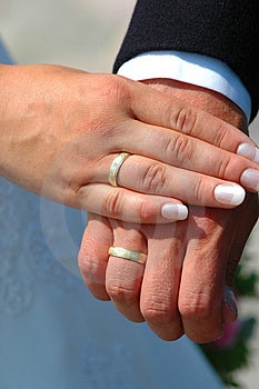 Manos a anillos de boda común.