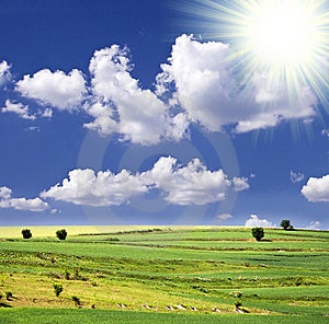 Krásné letní krajina s zelené louce a slunečné oblohy.