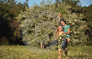 lizenzfreie stockbilder zwei junge frauen park image lizenzfreie stockbilder zwei junge frauen park image