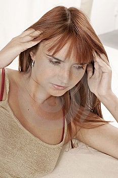 Red-haired ragazza, donna con un mal di testa.
