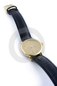 Žena zlaté náramkové hodinky s koženým wristlet.