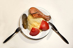 Ecco un piatto di cibo con carne, patate, coltello e della furch.