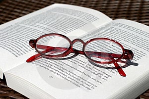 Rosso occhiali da lettura e del libro.