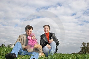 Familie ein Kind a der Hund auf der gras.