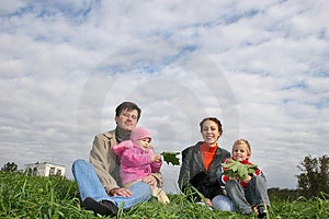 Familie von vier auf Herbst gras.