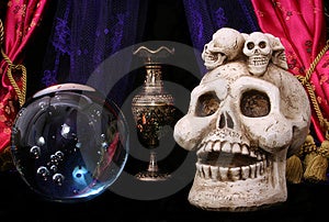 Il cranio e la Sfera di Cristallo su Sfondo Nero.