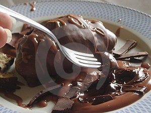 Čokoládový croissant s tmavou čokoládou a čokoládovou omáčkou.
