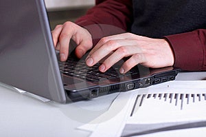 Rúk mladý muž, pracovať na notebooku.