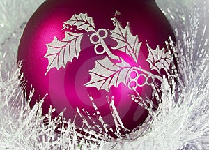 Fialová vianočné gule vianočné ozdoby.