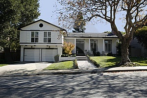 Außenaufnahme von einem klassischen Haus befindet sich auf der Halbinsel von Kalifornien südlich von San Francisco.