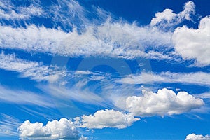 Malerische Aussicht auf Cumulus-Wolken in den blauen Himmel.