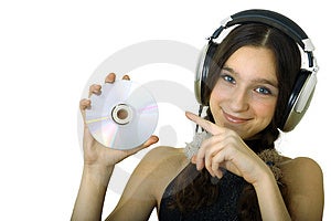 Teenager s úsměvem dívka s sluchátka, poslech hudby izolované na bílém.