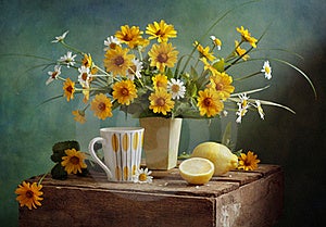 Natura morta con fiori e tè al limone.