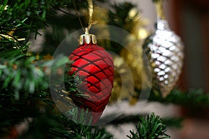 Vianočné dekorácie zblízka na Vianočný stromček.