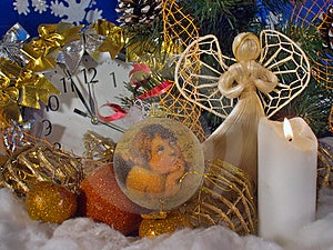 Vánoce Nový Rok složení s proutěný anděl obrázek, Vánoční strom, hračky, svíčky, hodiny.