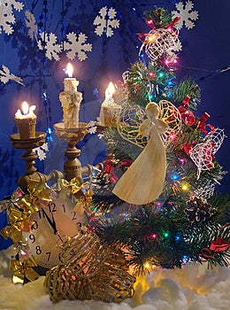 Vánoce Nový Rok složení s proutěný anděl obrázek, Vánoční strom, hračky, svíčky, hodiny (vertikální).