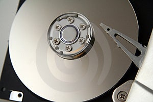 Abierto computadora duro conducir expuesto discos.