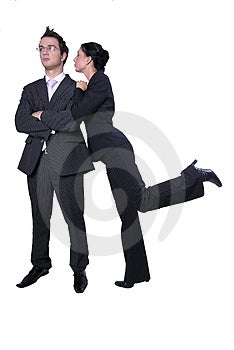 Immagine di uomo in piedi e la donna lo bacia come ricompensa per la realizzazione di un business di successo di squadra.