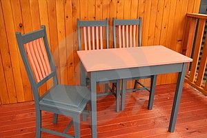 Un tavolo e sedie impostazione su un ponte di legno.