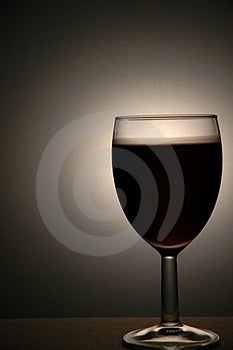Molto freddo il vino in un bicchiere di vino.