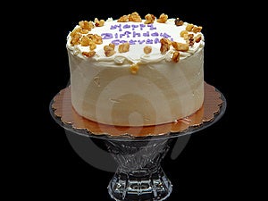 Chutné narodeninovú tortu s biela poleva a orechy.