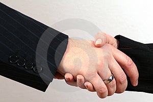 Dva obchodní lidé (muž a žena) provést handshake.