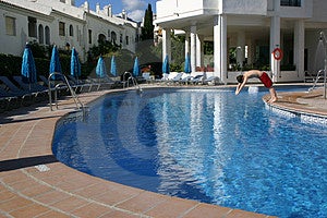 Blick auf Schwimmbad entnommen aus der Seite des Pools mit einer person Tauchen in.